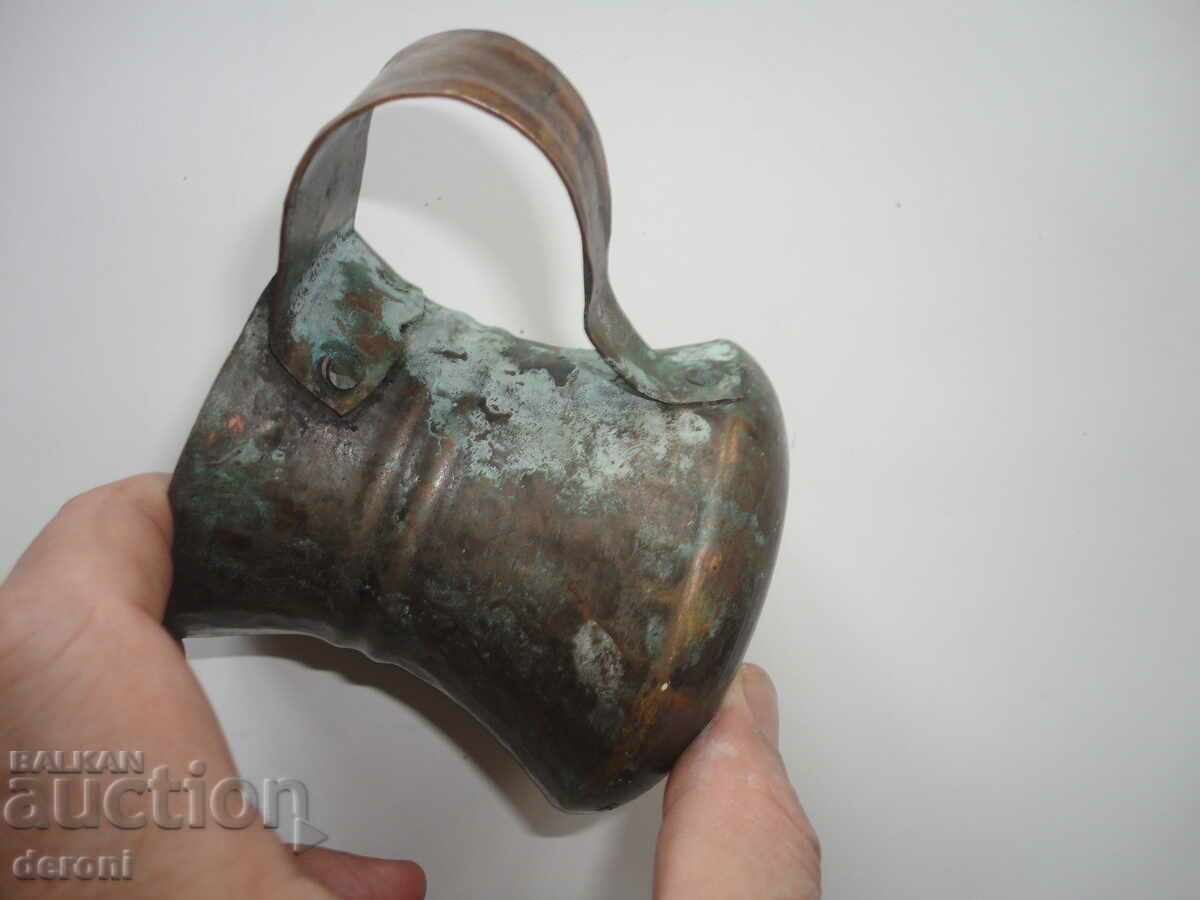 Urcior antic din cupru cu preț 30.00 BGN | € 15.34 Urcior antic din cupru cu preț 30.00 BGN | € 15.34
