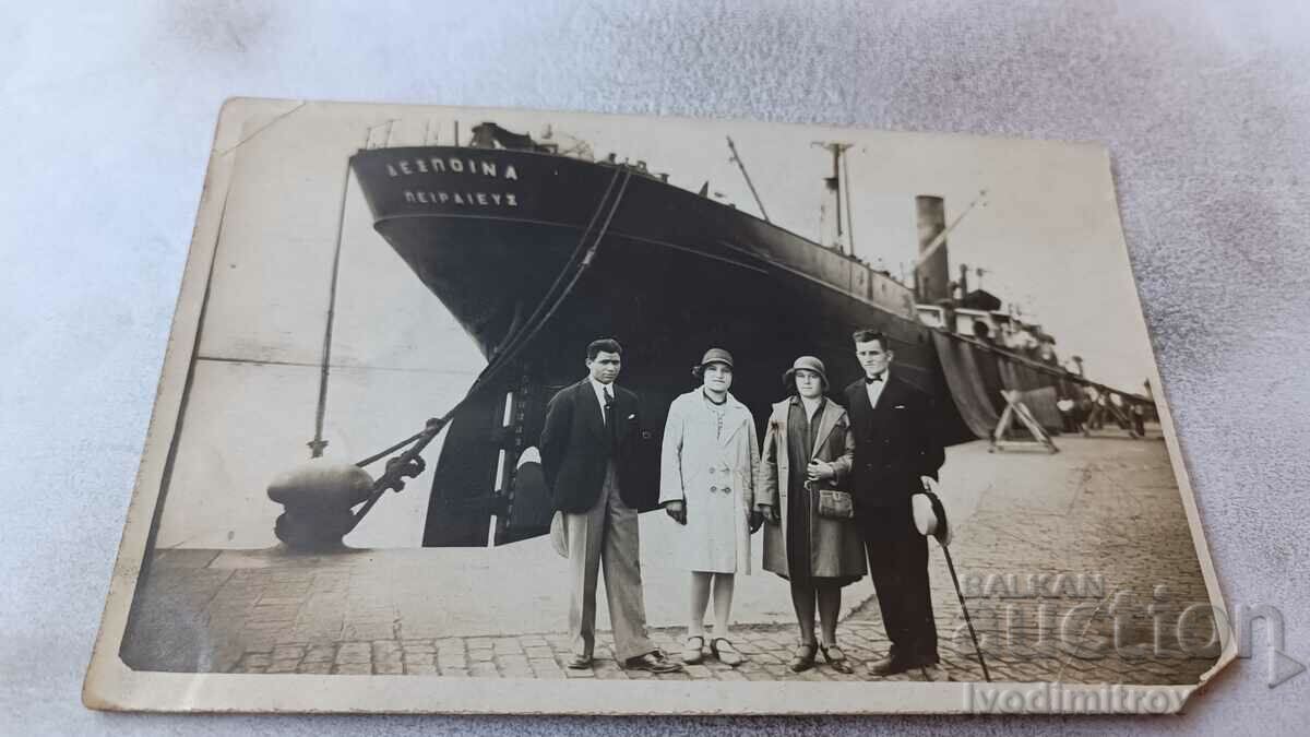 Снимка Варна Двама мъже и две жени на пристанището