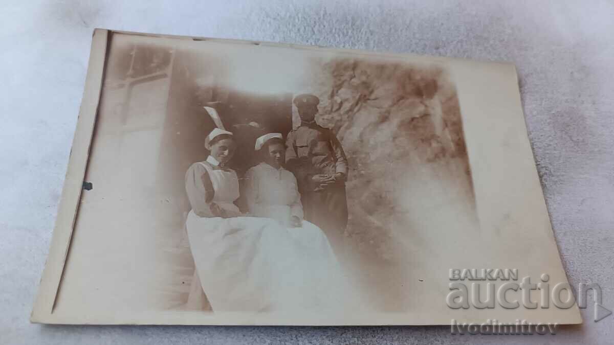 Photo An officer and two nurses on the PSV front
