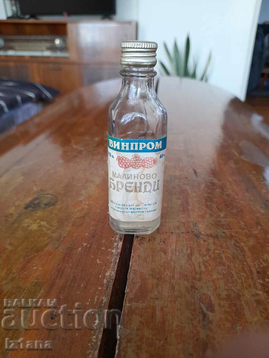 O sticlă veche de rachiu de zmeură
