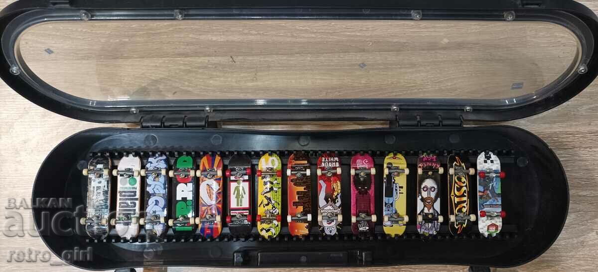 Lot of "Tech Deck", 14 pieces together with their collection box.