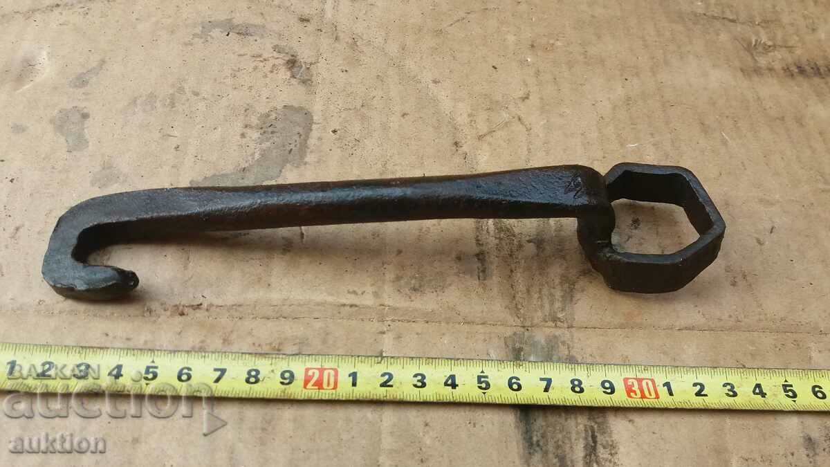 Auction  RENAISSANCE FORGED CARRIAGE KEY, PHAETON