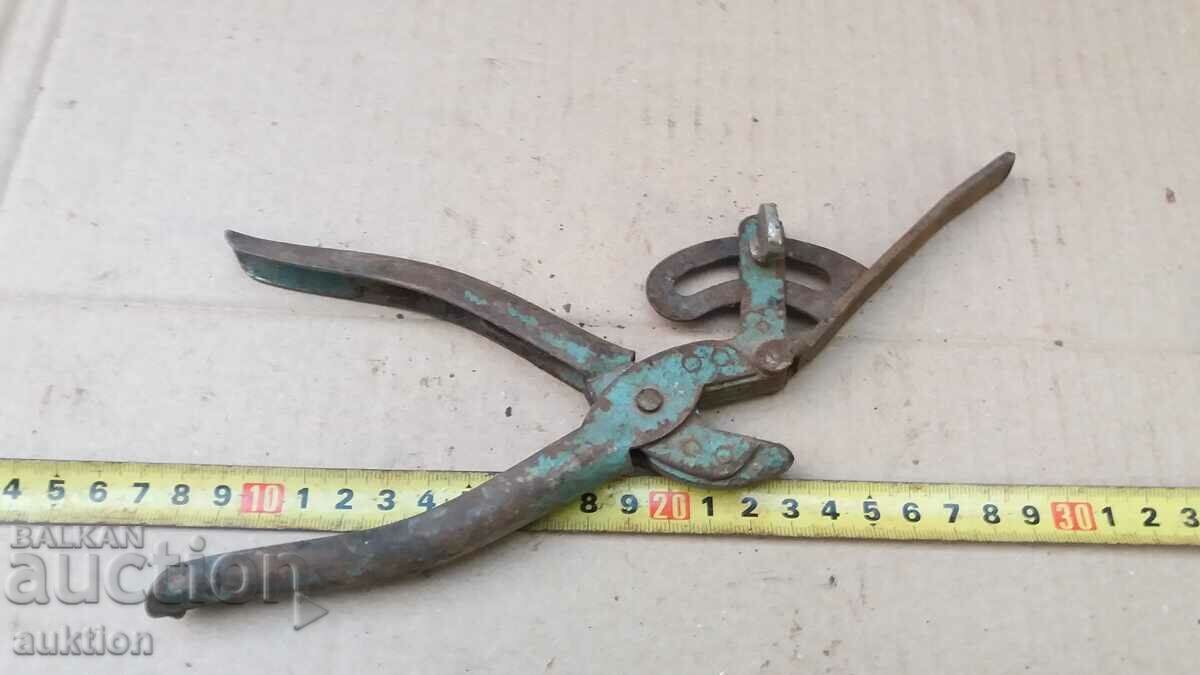 OLD PINCERS FOR MAKING PAFTS with price 8.99 BGN | € 4.60 OLD PINCERS FOR MAKING PAFTS with price 8.99 BGN | € 4.60