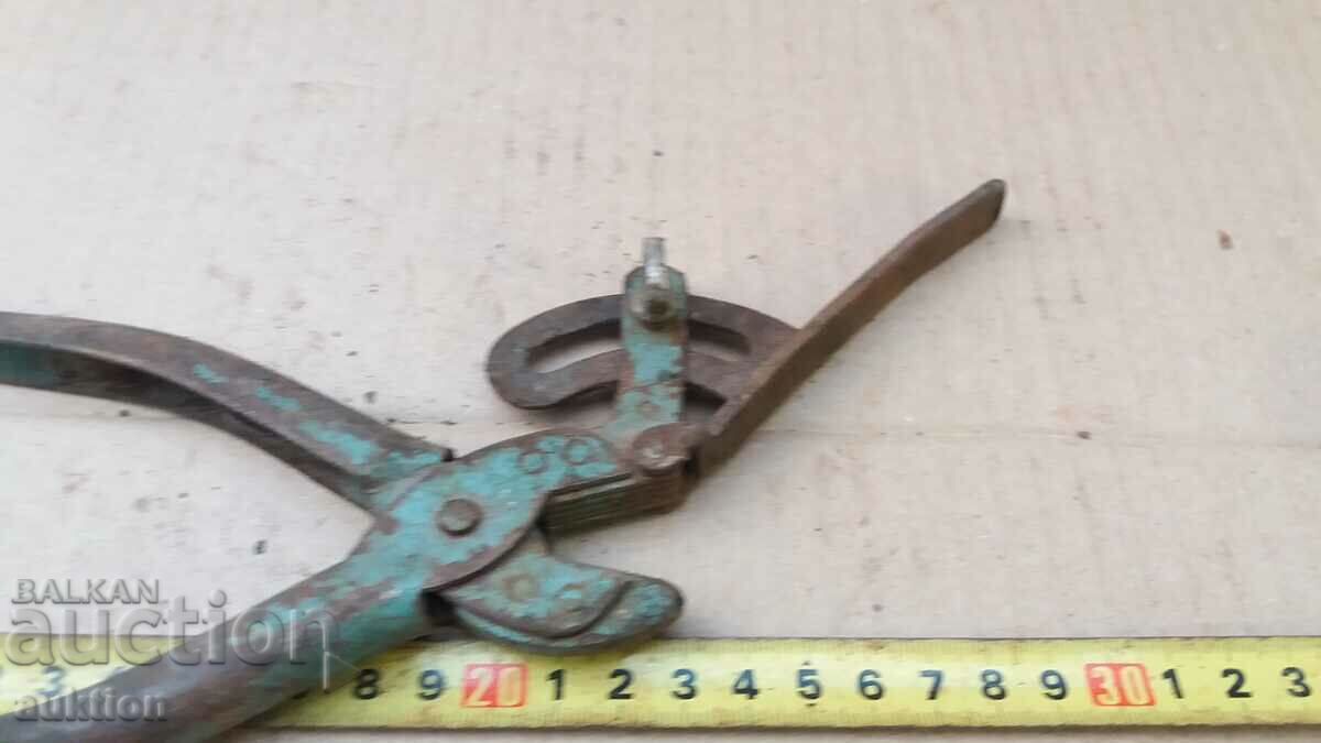 Auction OLD PINCERS FOR MAKING PAFTS Auction OLD PINCERS FOR MAKING PAFTS