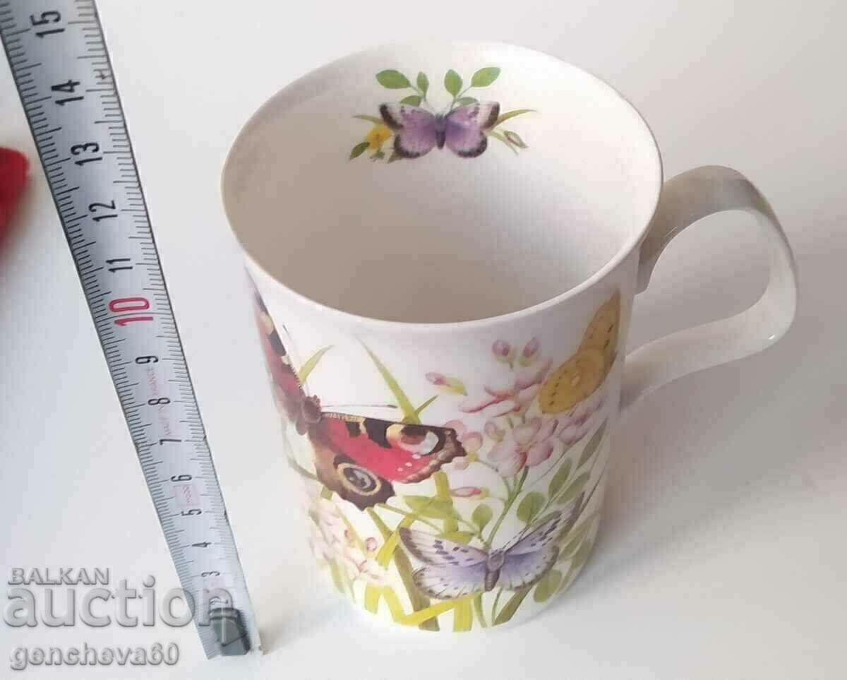Licitație Frumoasă ceașcă din porțelan englezesc „Butterflies”