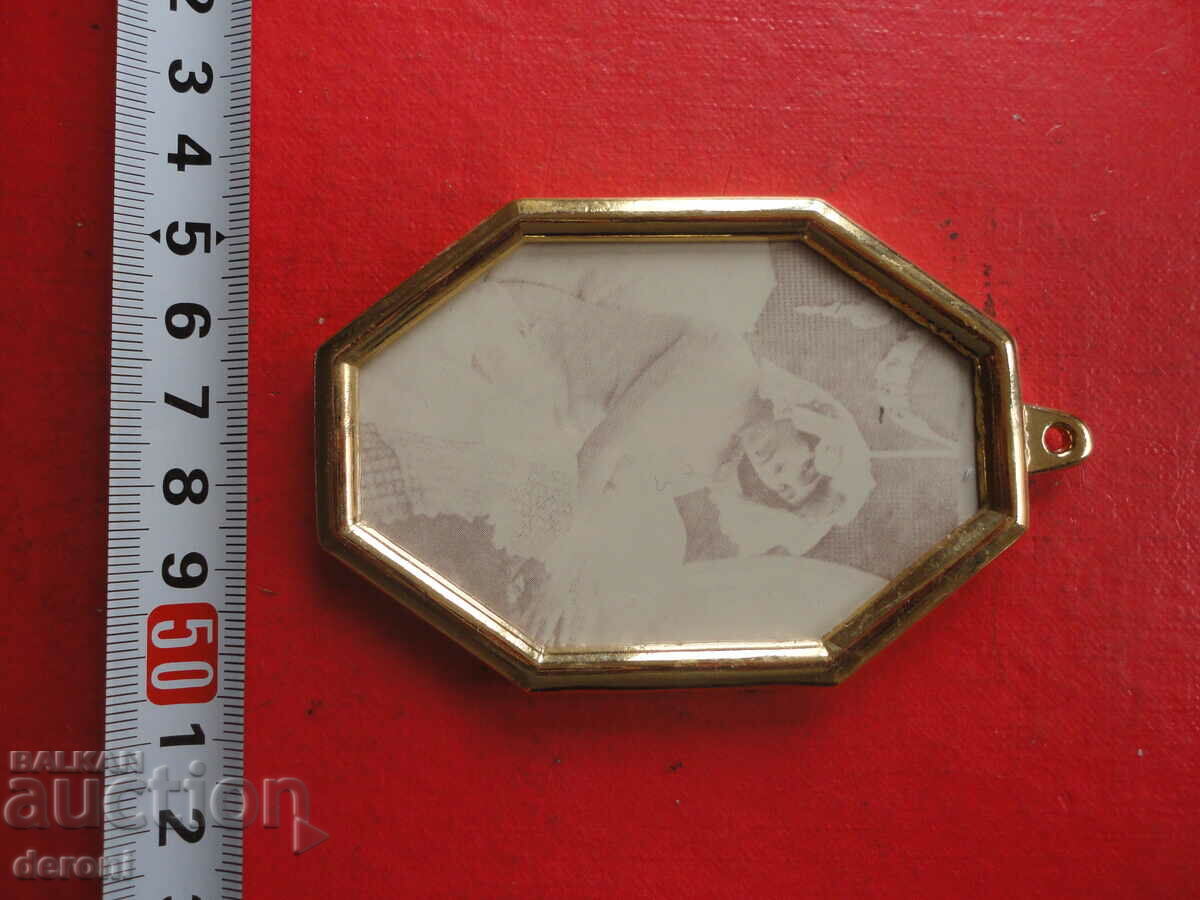 Εικόνες με κορνίζα φωτογραφιών με γερμανικό επίχρυσο μπρούτζο Εικόνα 3 με τιμή 10.00 BGN | € 5.11 Εικόνες με κορνίζα φωτογραφιών με γερμανικό επίχρυσο μπρούτζο Εικόνα 3 με τιμή 10.00 BGN | € 5.11