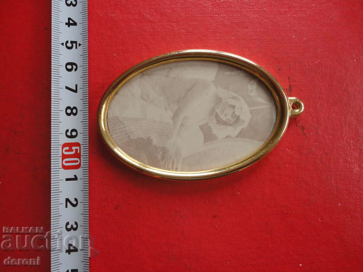 German Gilt Bronze Photo Frame Pictures Picture 4 with price 10.00 BGN | € 5.11 German Gilt Bronze Photo Frame Pictures Picture 4 with price 10.00 BGN | € 5.11