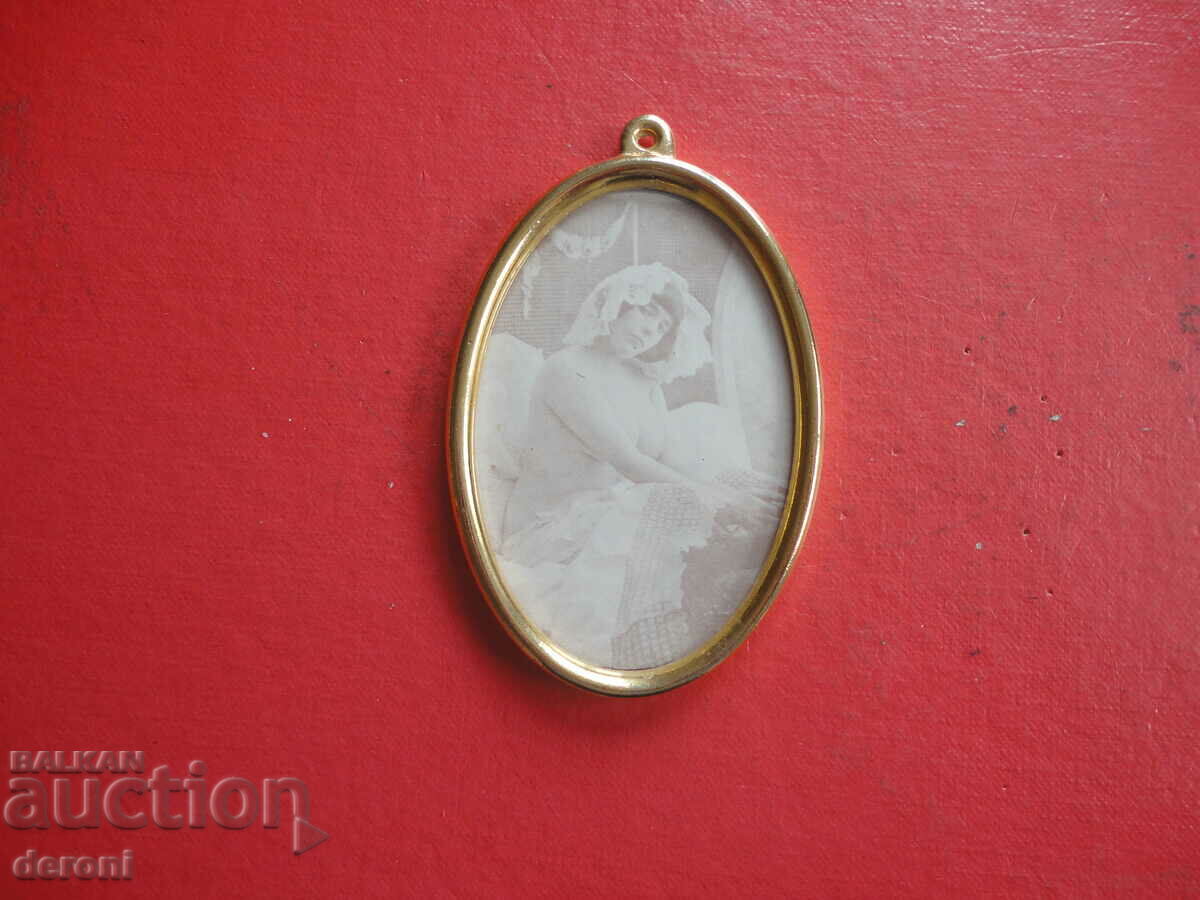 German Gilt Bronze Photo Frame Pictures Picture 4 - 5 German Gilt Bronze Photo Frame Pictures Picture 4 - 5