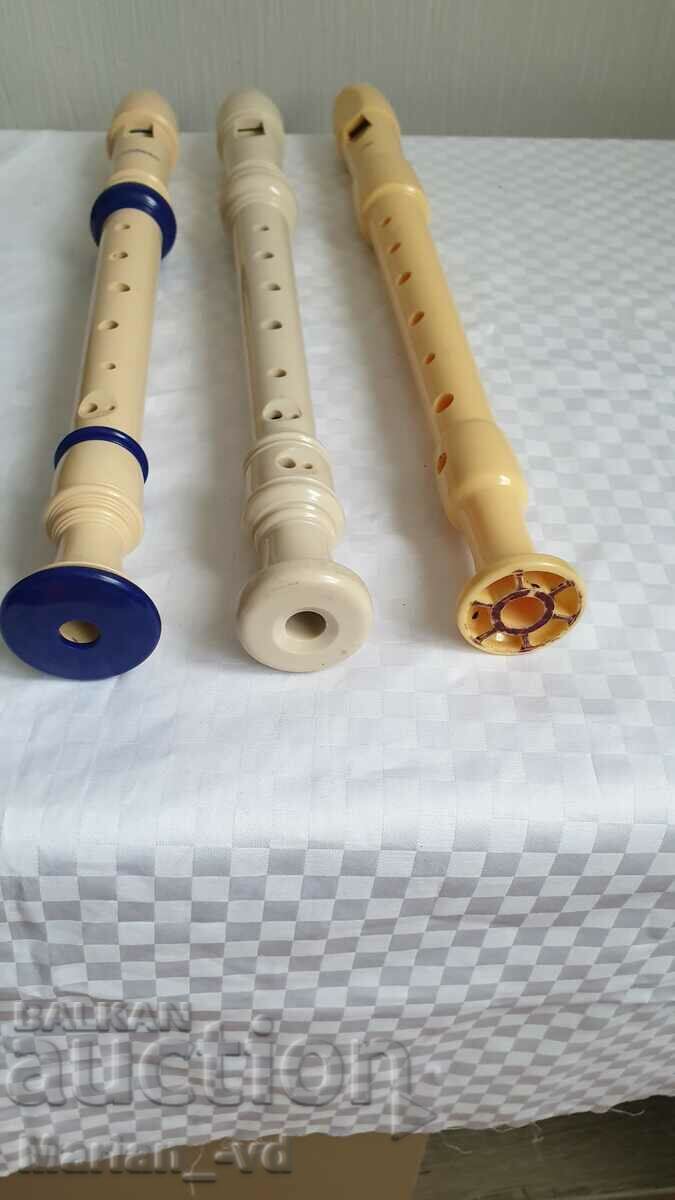 Delivery of Three plastic flutes Delivery of Three plastic flutes