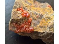 Минерал камък кристал Ванадинит на склала натурален образец