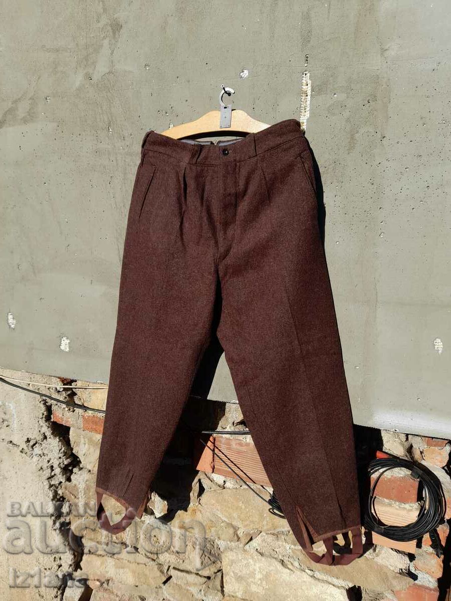 Vechi pantaloni militari în carouri