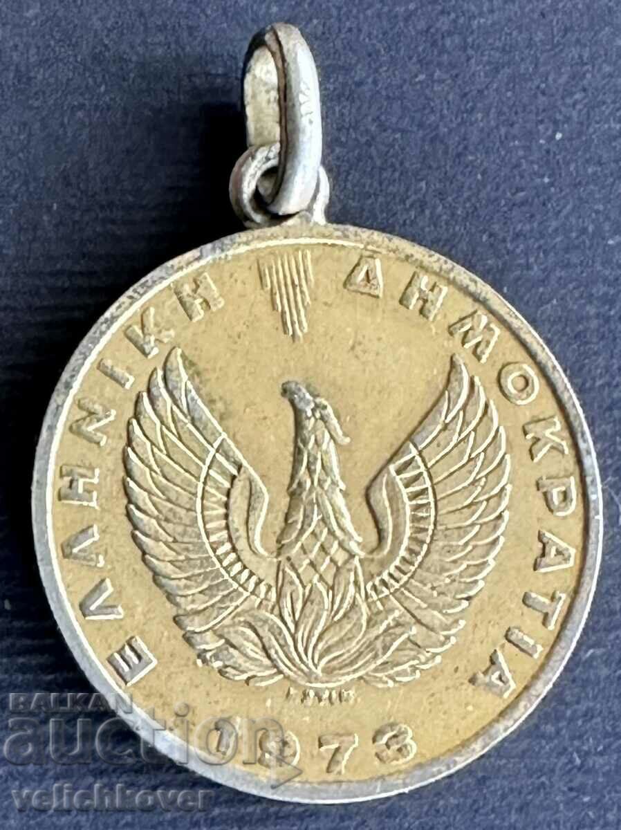 36301 Grecia 20 drahme 1973 transformat într-un medalion aurit