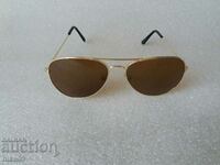 Unisex kidney style sunglasses!