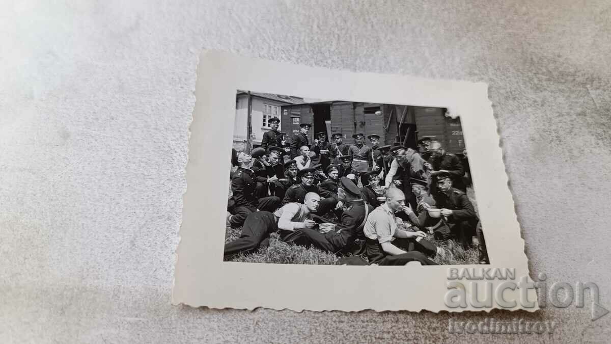 Снимка Пловдивъ Офицери и войници пред желез. вагон 1938
