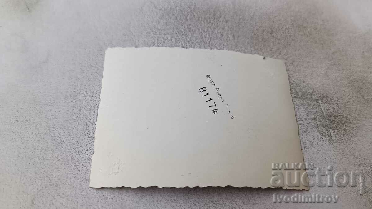 Φωτογραφία Σοφία Ένας στρατιώτης με σορτς σκάβει μια τάφρο με τιμή 2.35 BGN | € 1.20