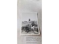 Φωτογραφία Σοφία Ένας στρατιώτης με σορτς σκάβει μια τάφρο