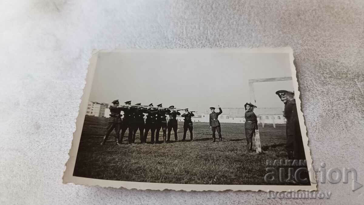 Снимка София Офицер и войници в В. Н. В. училище 1937