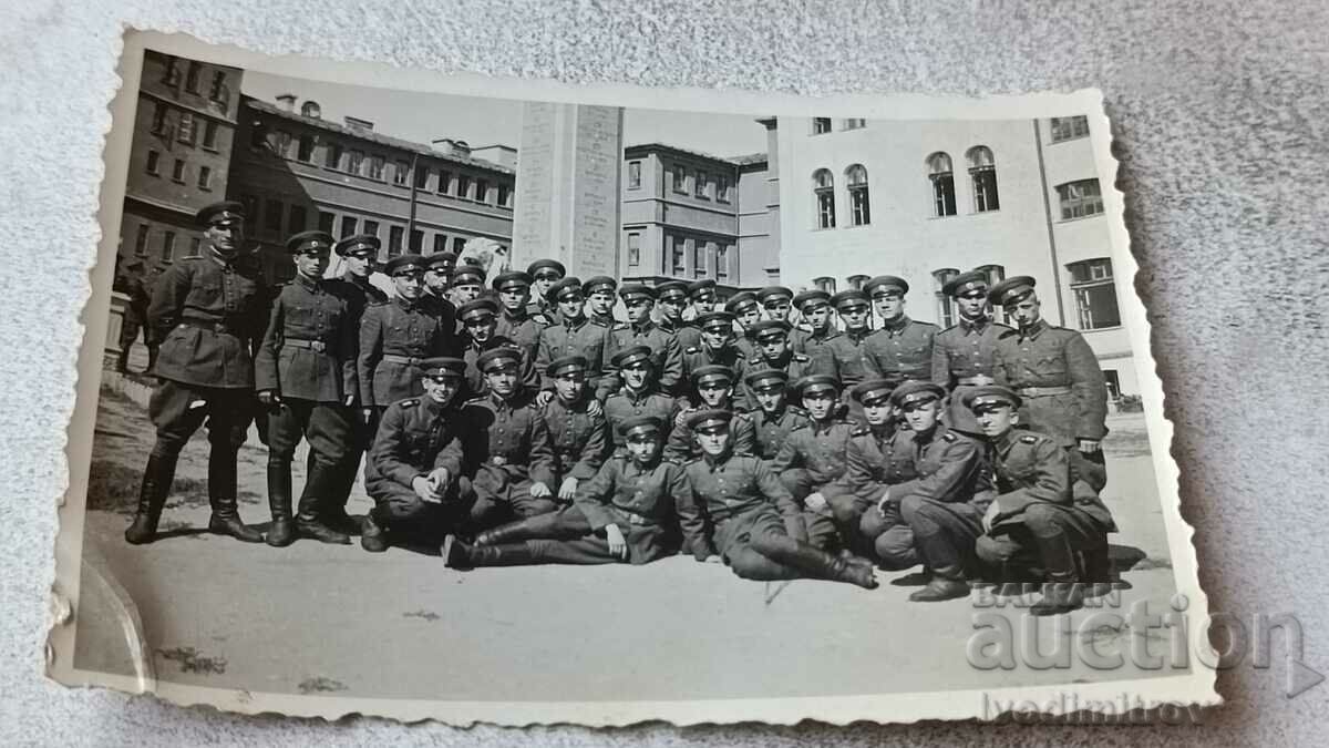 Снимка София Офицер и войници във Военното училище