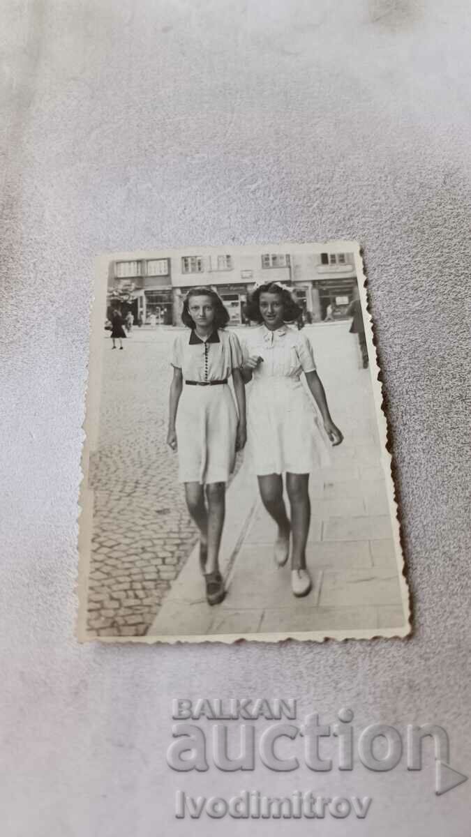 Photo Sofia Two young girls on a walk 1940