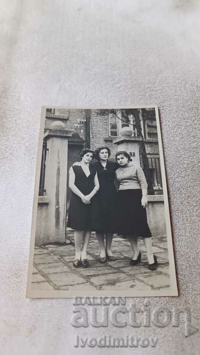 Снимка София Три млади момичета на тротоара