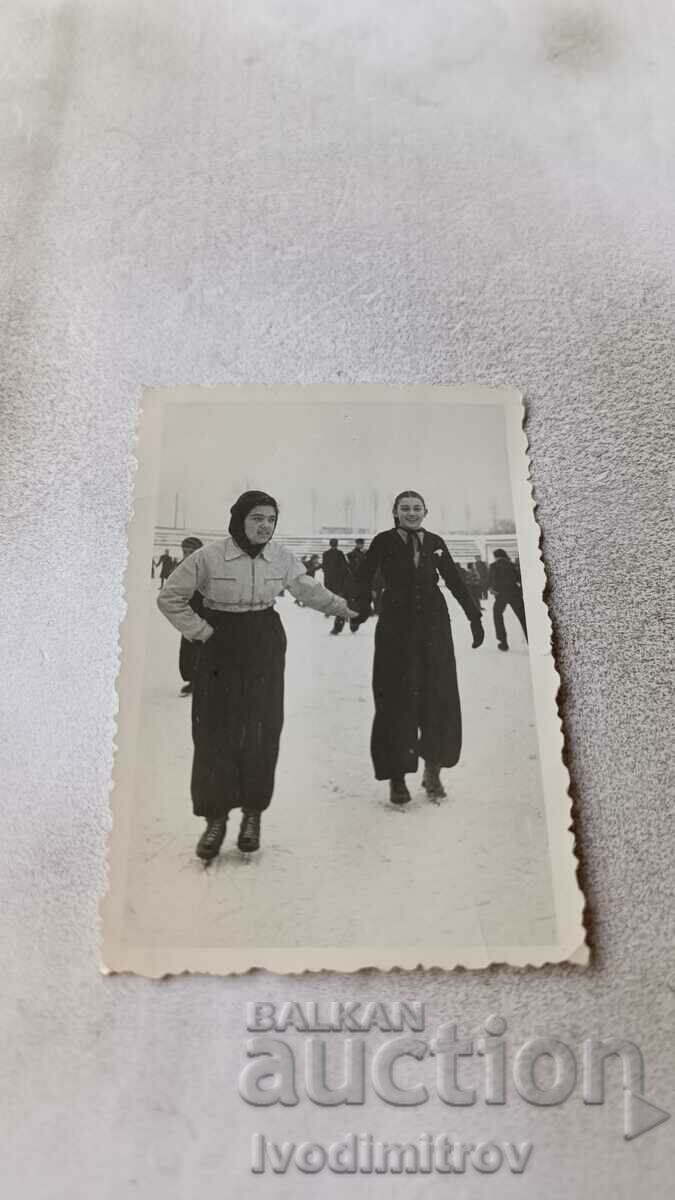 Снимка София Две момичета с кънки на езерото 1942