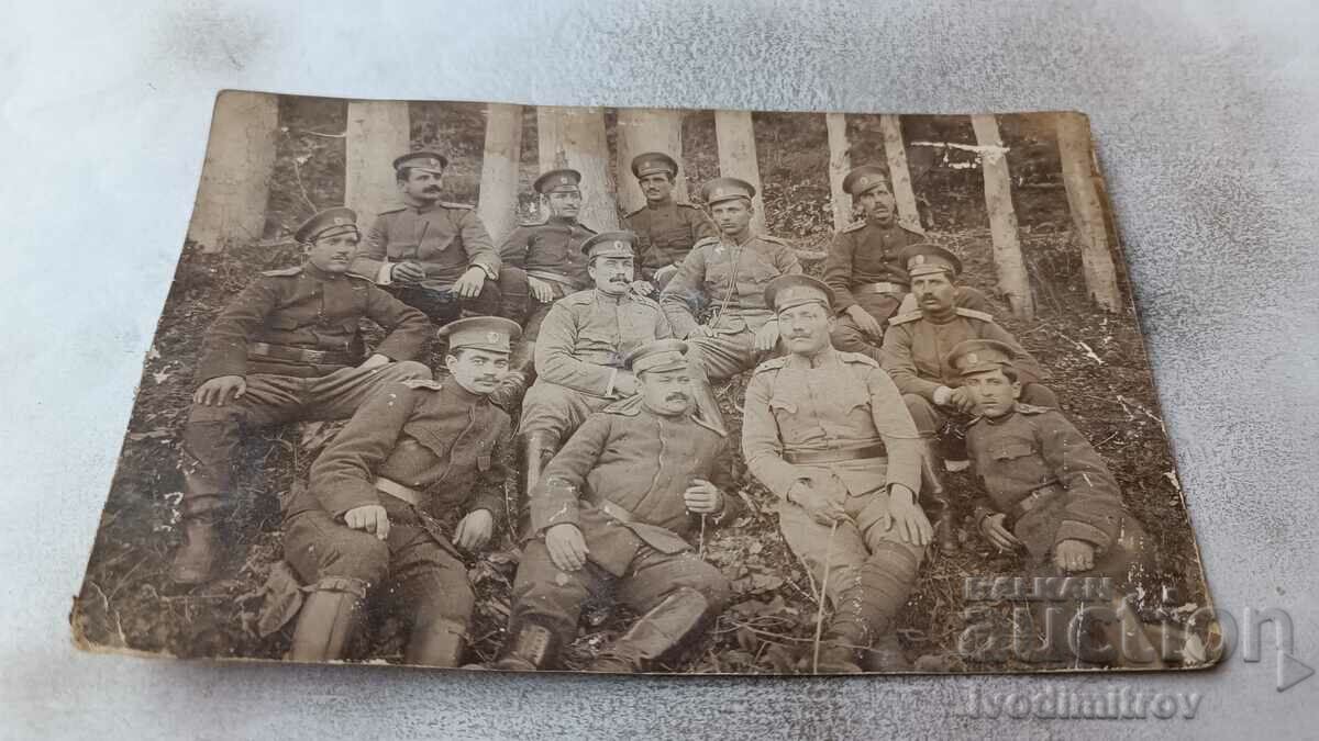 Αξιωματικοί φωτογραφιών μπροστά από ένα δάσος στο μπροστινό μέρος του 1916 PSV