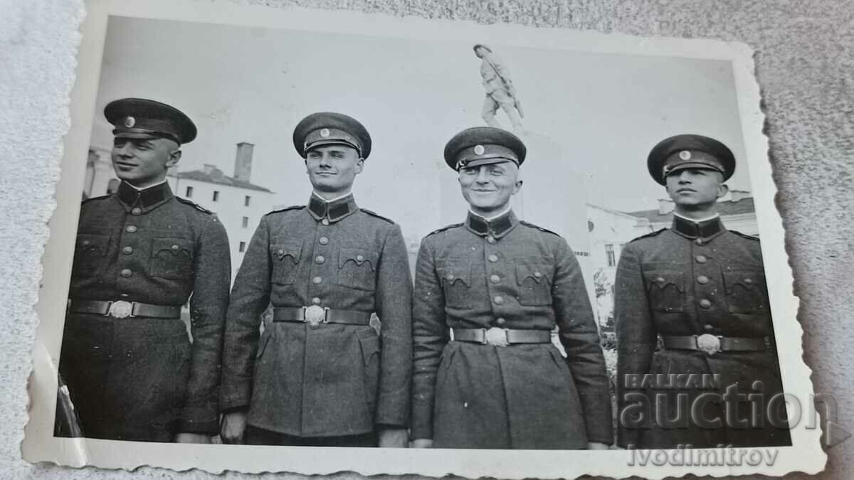 Снимка София Четирима офицери в двора на Военното училище