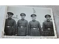 Foto Sofia Patru ofițeri în curtea Școlii Militare
