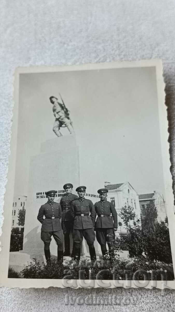 Снимка София Четирима офицери в двора на Военното училище