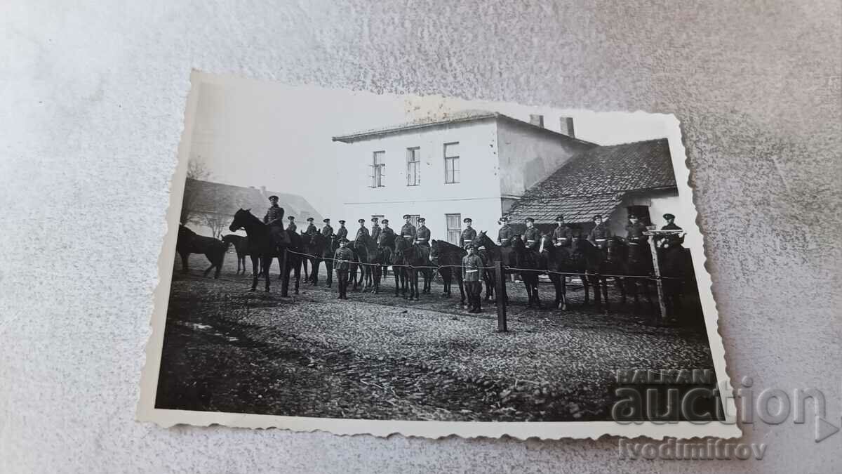 Снимка София Офицери и войници на коне
