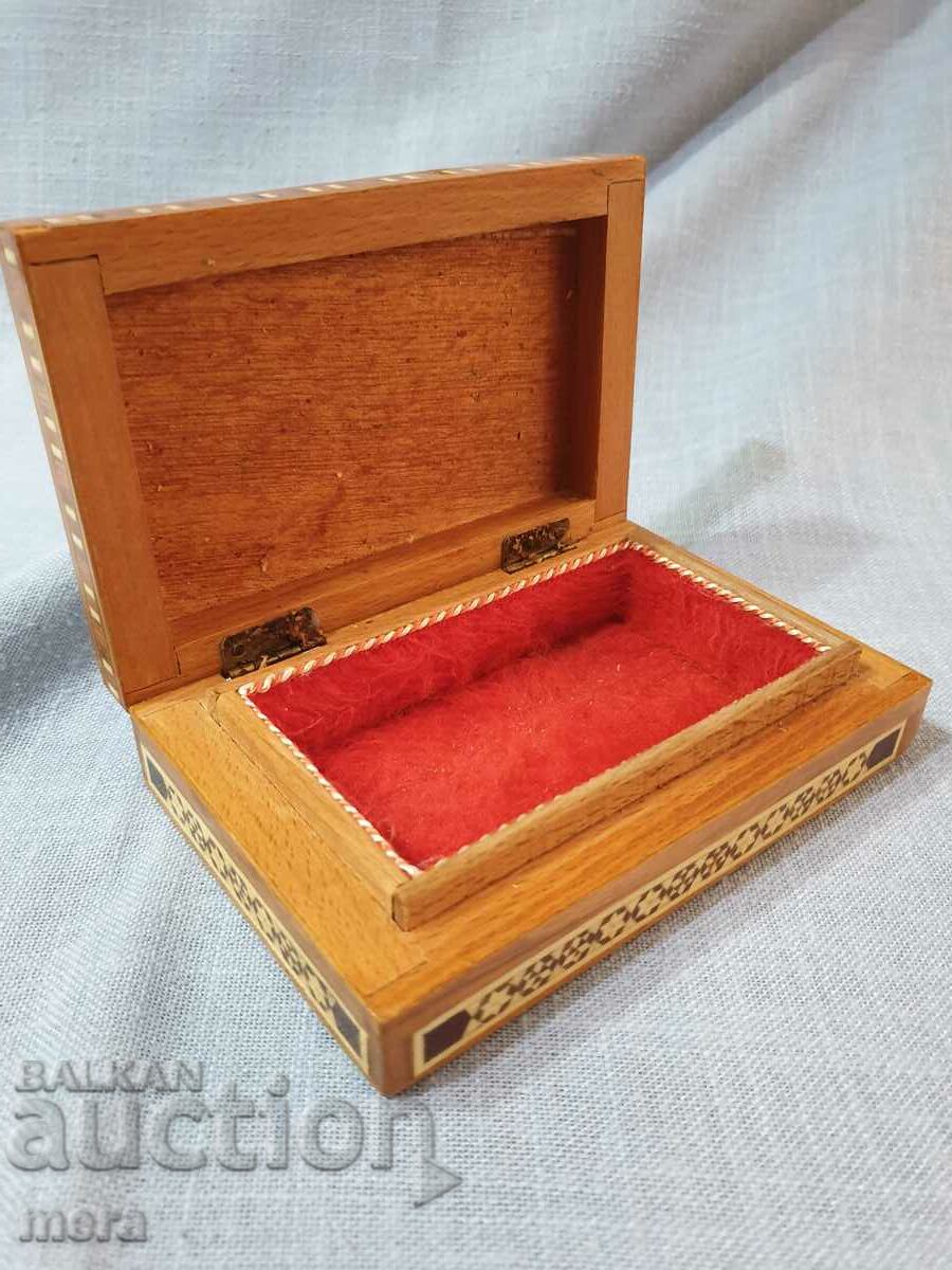 Cutie de bijuterii din lemn incrustat și exotic cu preț 40.00 BGN | € 20.45 Cutie de bijuterii din lemn incrustat și exotic cu preț 40.00 BGN | € 20.45