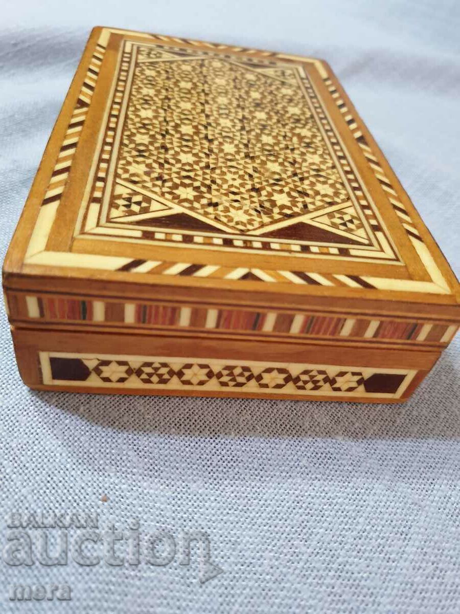 Licitație Cutie de bijuterii din lemn incrustat și exotic Licitație Cutie de bijuterii din lemn incrustat și exotic
