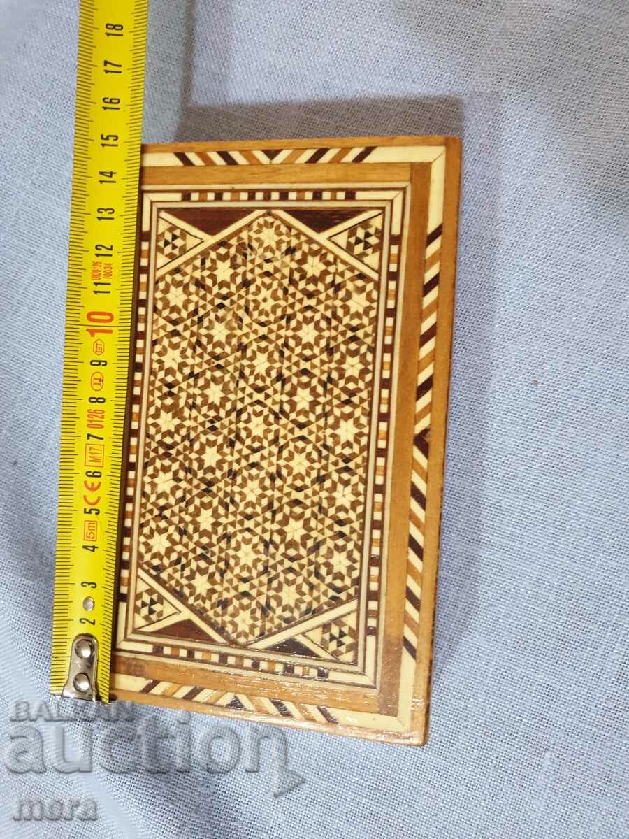 Livrarea Cutie de bijuterii din lemn incrustat și exotic Livrarea Cutie de bijuterii din lemn incrustat și exotic