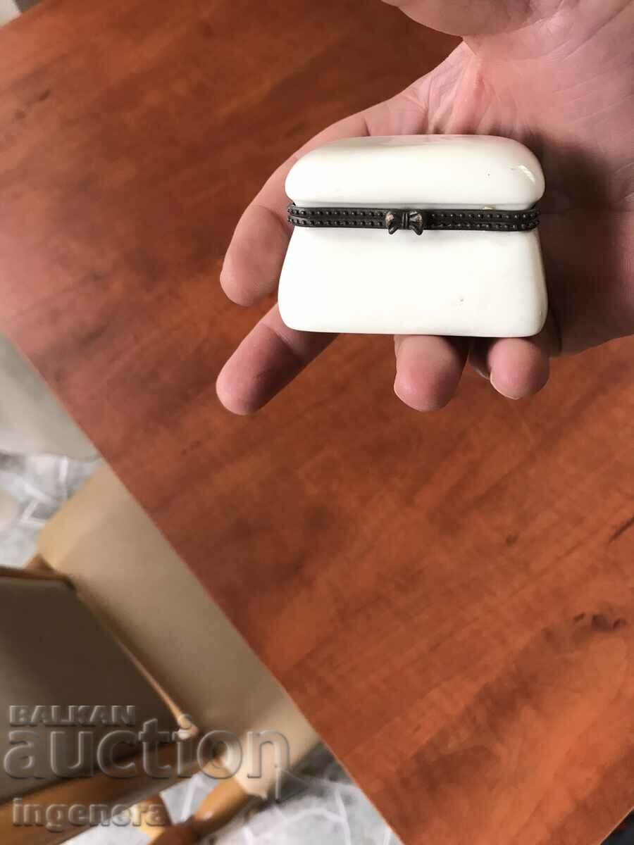 PORCELAIN BOX BOX BRASS HARDWARE BEAUTY with price 19.00 BGN | € 9.71 PORCELAIN BOX BOX BRASS HARDWARE BEAUTY with price 19.00 BGN | € 9.71