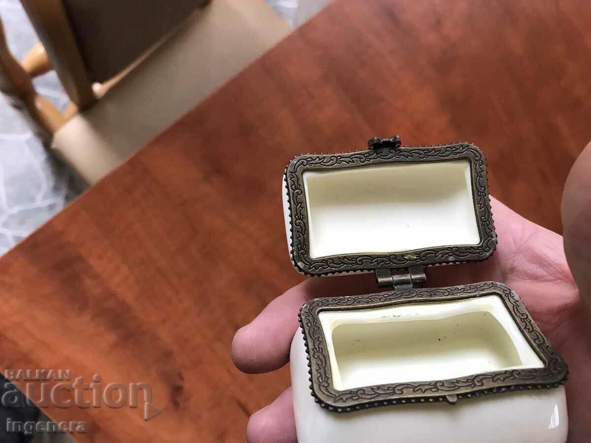 Auction PORCELAIN BOX BOX BRASS HARDWARE BEAUTY Auction PORCELAIN BOX BOX BRASS HARDWARE BEAUTY