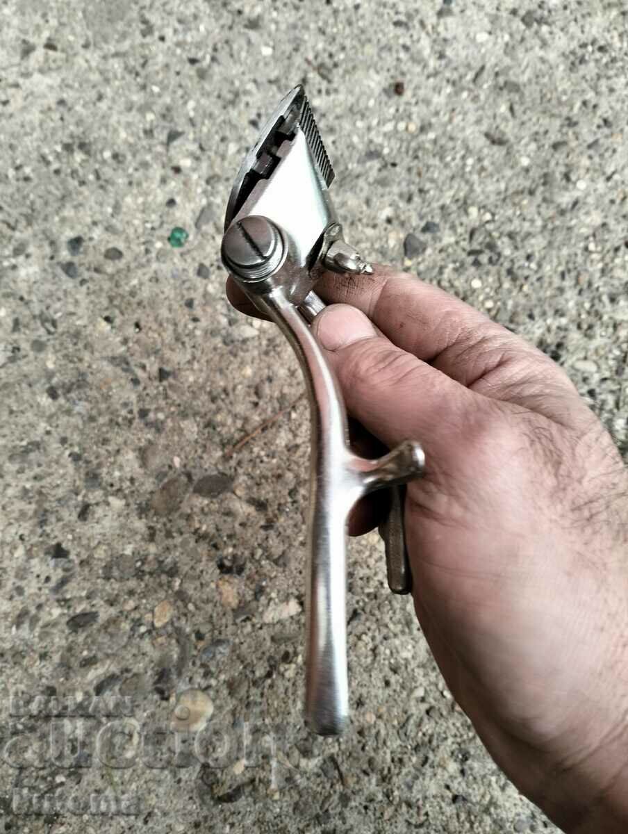 Hand clipper with price 19.99 BGN | € 10.22 Hand clipper with price 19.99 BGN | € 10.22