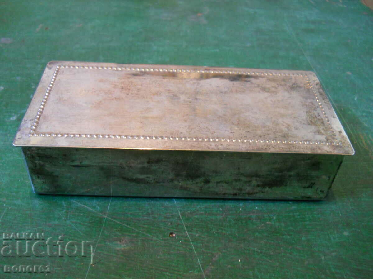 стара метална кутия за бижута