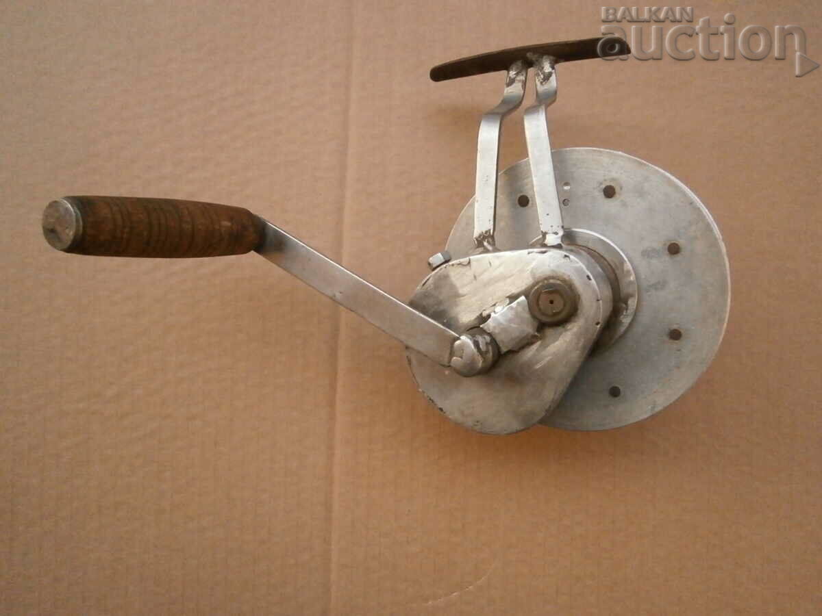 huge catfish fishing reel with price 75.00 BGN | € 38.35