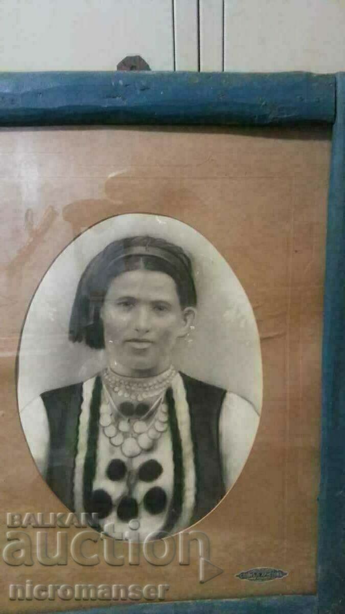 Renaissance photo in original frame. - 6