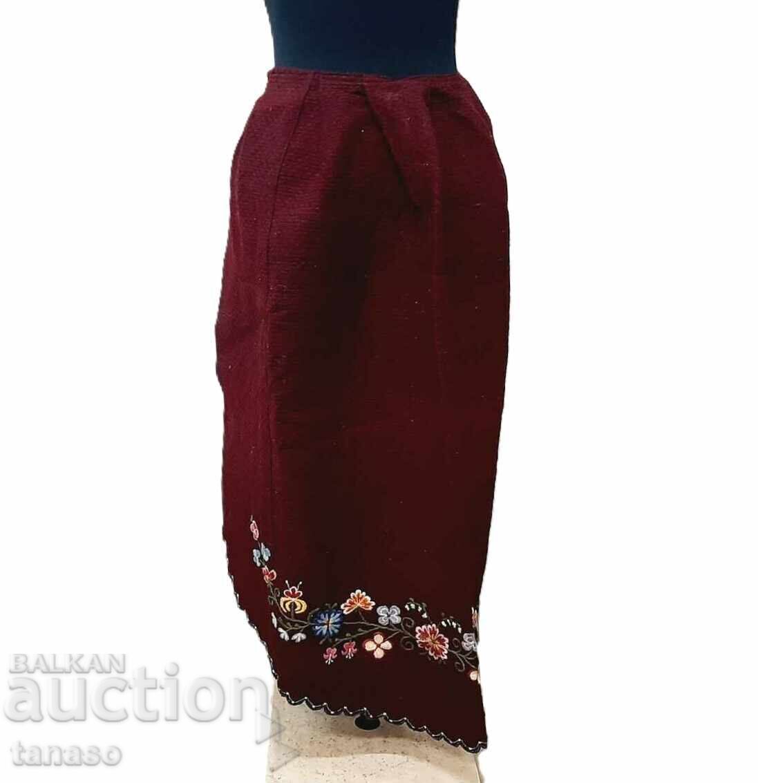 Автентична червена вълнена престилка, част от носия(16.3) с цена 45.00 лв. | € 23.01 Автентична червена вълнена престилка, част от носия(16.3) с цена 45.00 лв. | € 23.01