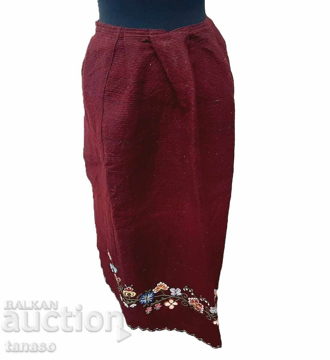 Аукцион Автентична червена вълнена престилка, част от носия(16.3) Аукцион Автентична червена вълнена престилка, част от носия(16.3)