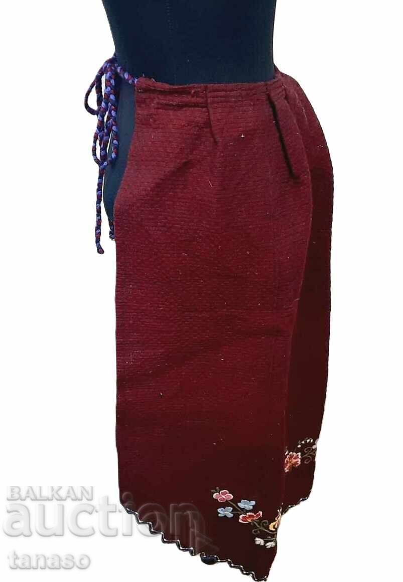 Доставка на Автентична червена вълнена престилка, част от носия(16.3) Доставка на Автентична червена вълнена престилка, част от носия(16.3)