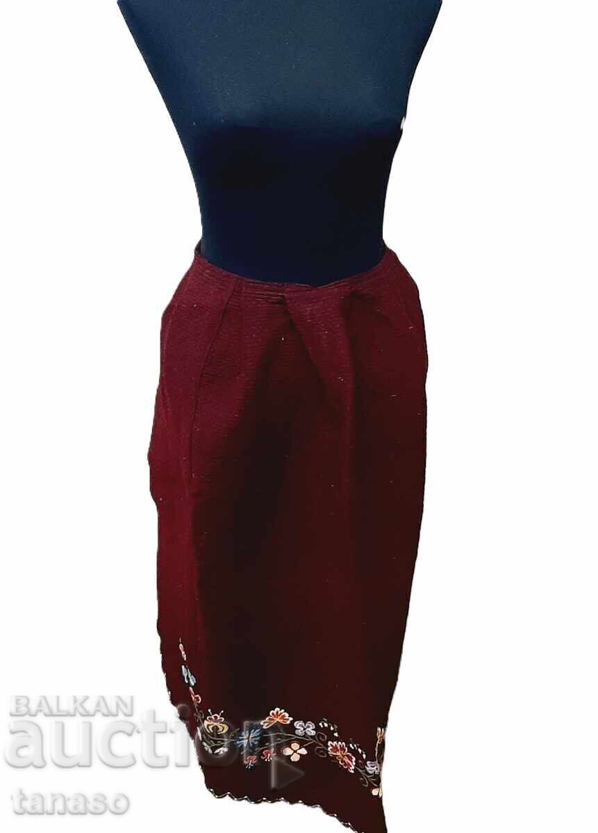 Автентична червена вълнена престилка, част от носия(16.3) Автентична червена вълнена престилка, част от носия(16.3)