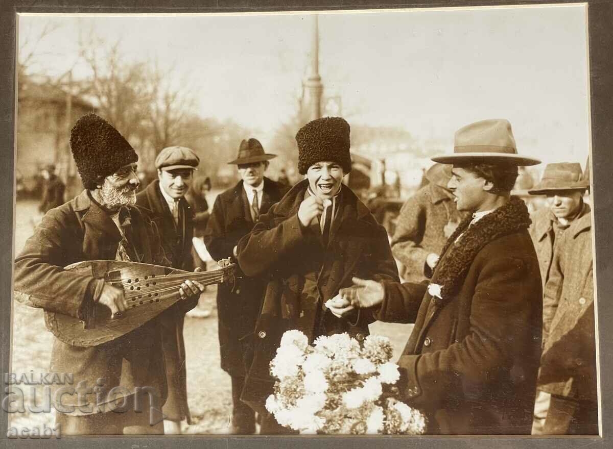 Florist and musician in the market with price 19.99 BGN | € 10.22 Florist and musician in the market with price 19.99 BGN | € 10.22