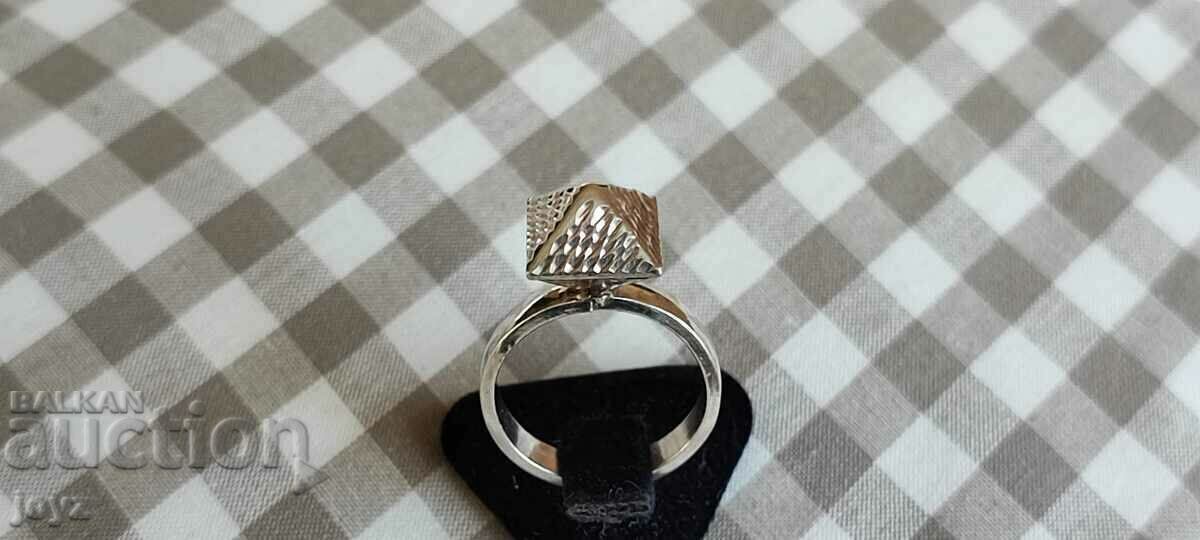 SILVER RING 4.45 GRAMS/ SAMPLE 925 SILVER RING 4.45 GRAMS/ SAMPLE 925