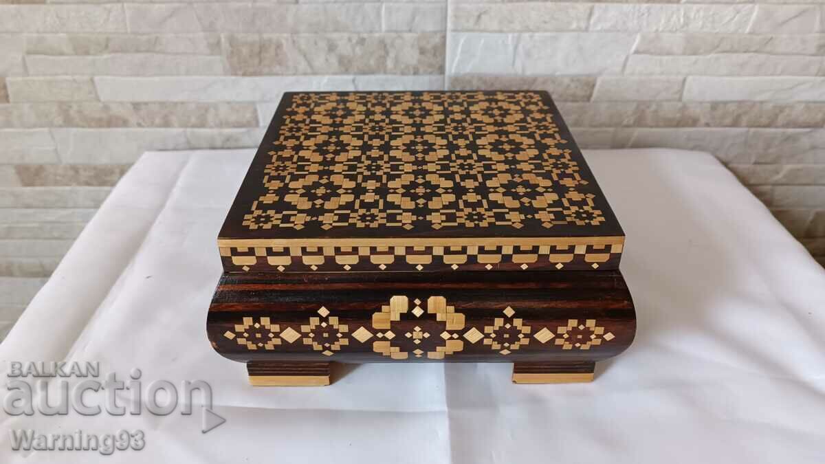 Стара дървена кутия за бижута - украсена с фурнир - №1