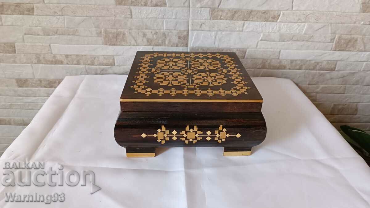 Стара дървена кутия за бижута - украсена с фурнир - №1