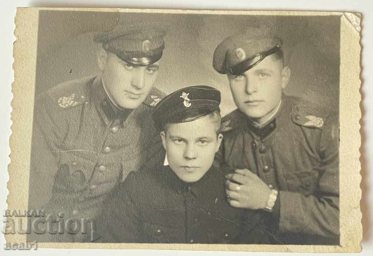 Soldiers and a student Photo studio