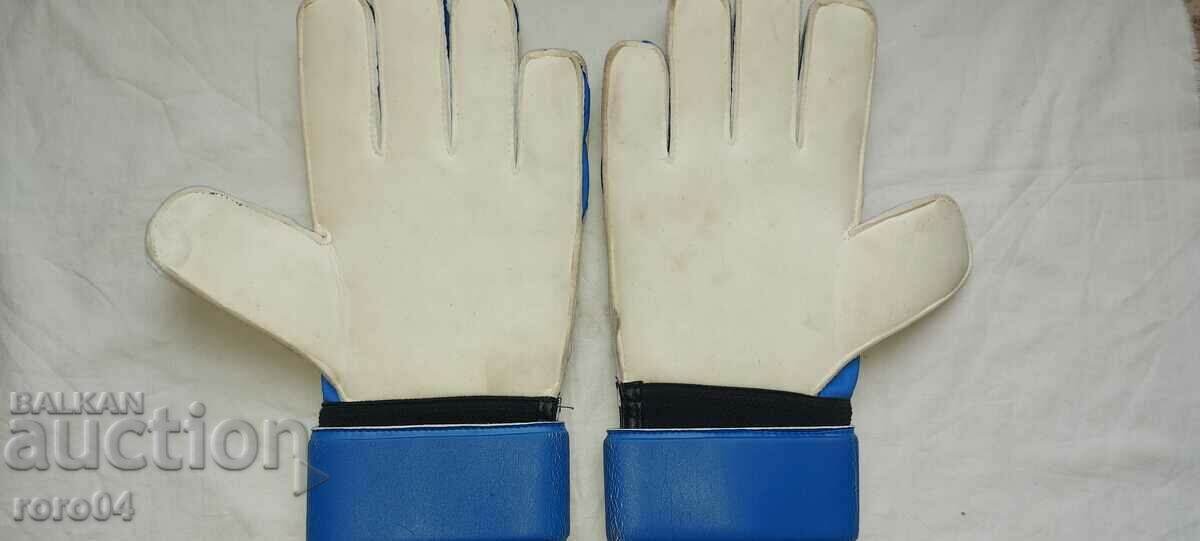 ADIDAS - MANUSI DE PORTAR cu preț 22.00 BGN | € 11.25