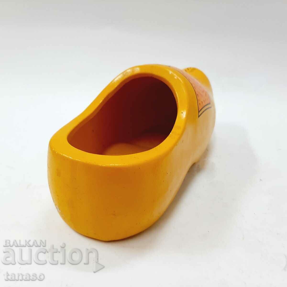 Licitație Pantof galben din ceramică (13,5) Licitație Pantof galben din ceramică (13,5)